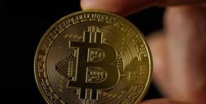 Bitcoin gần ngưỡng 74.000 USD