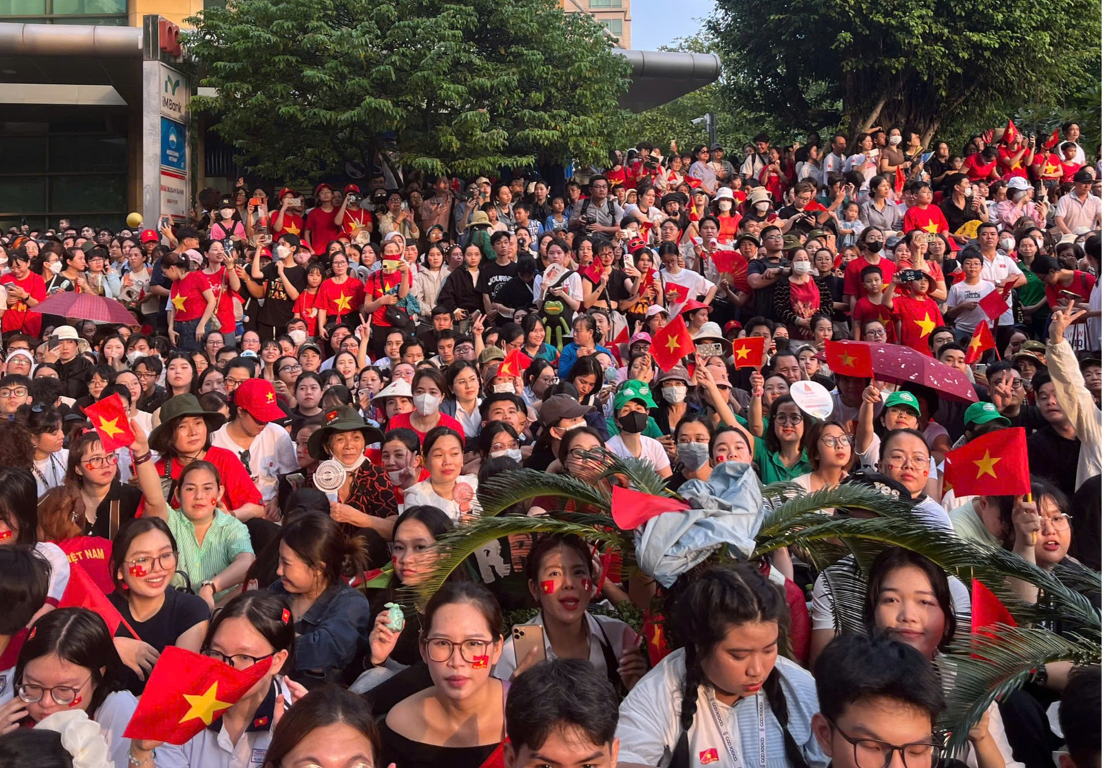 bạn trẻ lễ 30 tháng 4 năm 2025 từ homesgreens.com