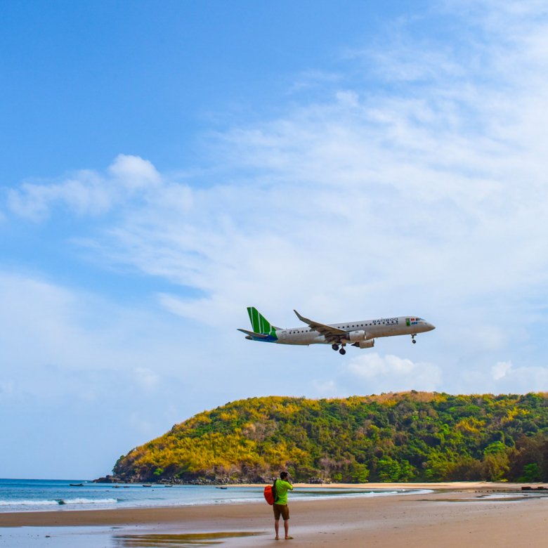 Sân bay duy nhất có đường bay nội thành, cất hạ cánh ngay bên bãi tắm